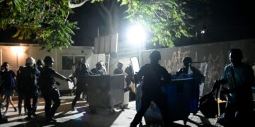 Στιγμιότυπο από την επιχείρηση μετακίνησης μεταναστών από το Κέντρο Φιλοξενίας Προσφύγων του Ελαιώνα (φωτ.: Μιχάλης Καραγιάννης / EUROKINISSI)