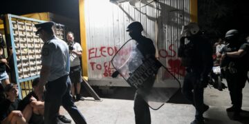 Ένταση κατά τη διάρκεια επιχείρησης μετακίνησης μεταναστών από το κέντρο φιλοξενίας προσφύγων στον Ελαιώνα (Φωτ.: Eurokinissi/Μιχάλης Καραγιάννης)