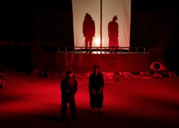 Σκηνή από τη θεατρική παράσταση «Πόντος τα δακρυσμένα κύματα της μνήμης»  στο Δίον (Φωτ.: Ένωση Ποντίων Πιερίας)