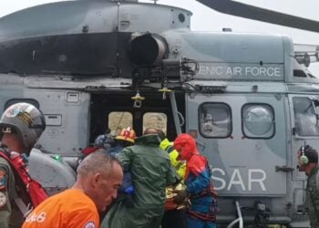Eλικόπτερο του Ενιαίου Κέντρου Συντονισμού Έρευνας και Διάσωσης στο όρος Φαλακρό της Δράμας παραλαμβάνει τους άνδρες που χτυπήθηκαν από κεραυνό (Φωτ.:facebook.com/grigoris.savvidis)