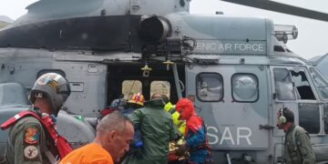 Eλικόπτερο του Ενιαίου Κέντρου Συντονισμού Έρευνας και Διάσωσης στο όρος Φαλακρό της Δράμας παραλαμβάνει τους άνδρες που χτυπήθηκαν από κεραυνό (Φωτ.:facebook.com/grigoris.savvidis)