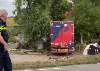 Το φορτηγό που έπεσε σε πλήθος σε υπαίθριο πάρτι με αποτέλεσμα να χάσουν τη ζωή τους έξι άτομα και να τραυματιστούν άλλα επτά (Φωτ.: twitter.com/doyaksec)