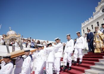 Στιγμιότυπο από τη λιτανεία στην Τήνο, για τον εορτασμό της Κοιμήσεως της Θεοτόκου  (φωτ.: Δημήτρης Παπαμήτσος/Γρ. Τύπου Πρωθυπουργού/EUROKINISSI)