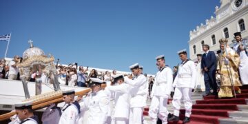 Στιγμιότυπο από τη λιτανεία στην Τήνο, για τον εορτασμό της Κοιμήσεως της Θεοτόκου  (φωτ.: Δημήτρης Παπαμήτσος/Γρ. Τύπου Πρωθυπουργού/EUROKINISSI)