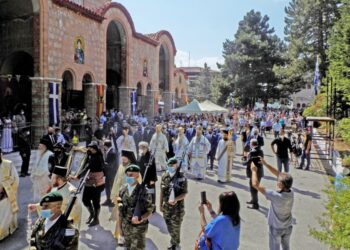 Στιγμιότυπο από τους εορτασμούς για την Κοίμηση της Θεοτόκου στην Τήνο (φωτ.: Eurokinissi/Γρ.Τύπου Υπ. Εθνικής Άμυνας)