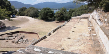 Η Στοά, το σημαντικότερο δημόσιο οικοδόμημα της αγοράς, κτίσμα του 5ου αι. π.Χ. Η πρόσβαση στο εσωτερικό της γινόταν από μια μνημειακή κλίμακα (φωτ.: Αλεξία Ιωαννίδου)
