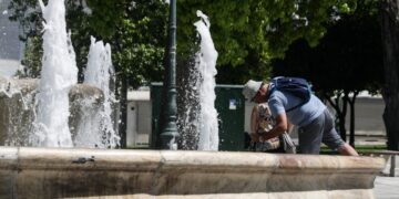 Ζέστη στο κέντρο της Αθήνας (Φωτ.: Eurokinissi/Σωτήρης Δημητρόπουλος)