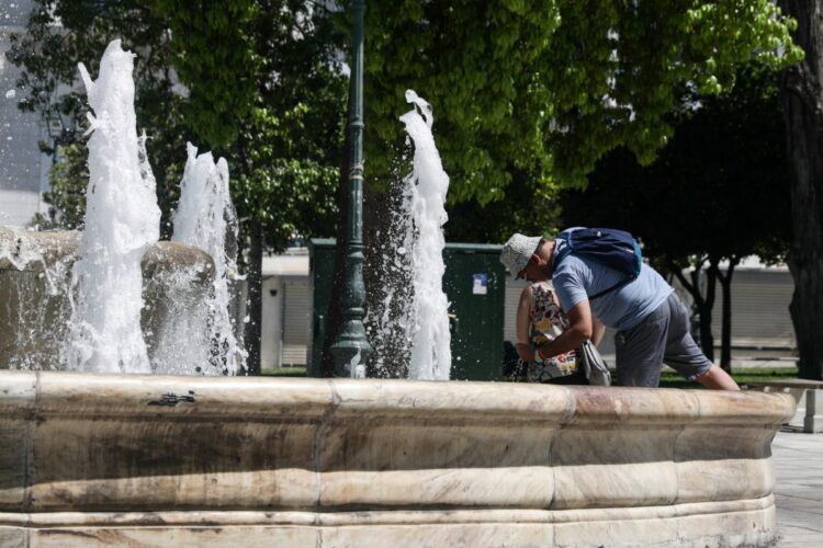 Ζέστη στο κέντρο της Αθήνας (Φωτ.: Eurokinissi/Σωτήρης Δημητρόπουλος)