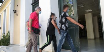 Το ζευγάρι των Ρομά που κατηγορείται για θανατηφόρα έκθεση ανηλίκου οδηγείται στον ανακριτή (Φωτ.: Eurokinissi/Γιάννης Παναγόπουλος)