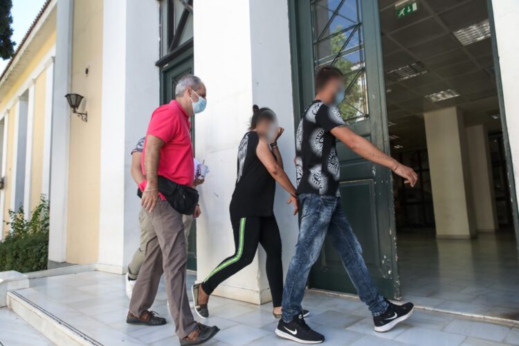 Το ζευγάρι των Ρομά που κατηγορείται για θανατηφόρα έκθεση ανηλίκου οδηγείται στον ανακριτή (Φωτ.: Eurokinissi/Γιάννης Παναγόπουλος)