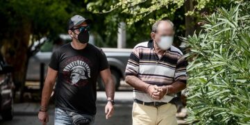 Ο 70χρονος που τραυμάτισε τους ανήλικους στο Αλεποχώρι οδηγείται στον εισαγγελέα (φωτ.: EUROKINISSI / Γιάννης Παναγόπουλος)