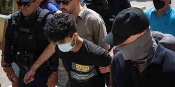 Ο σύντροφος και καθ' ομολογία δολοφόνος της 17χρονης Νικολέτας οδηγείται στον εισαγγελέα (φωτ.: EUROKINISSI / Βασίλης Ρεμπάπης)