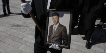 Συγγενείς και φίλοι στην κηδεία του Σταύρου Ψυχάρη, στο Α' Νεκροταφείο Αθηνών (φωτ.: ΑΠΕ-ΜΠΕ / Κώστας Τσιρώνης)