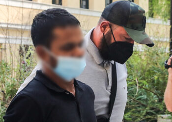 Ο 37χρονος υπήκοος Μπαγκλαντές οδηγείται στον εισαγγελέα (φωτ.: EUROKINISSI / Γιάννης Παναγόπουλος)