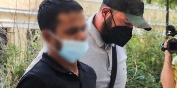 Ο 37χρονος υπήκοος Μπαγκλαντές οδηγείται στον εισαγγελέα (φωτ.: EUROKINISSI / Γιάννης Παναγόπουλος)