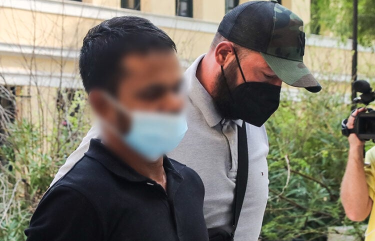 Ο 37χρονος υπήκοος Μπαγκλαντές οδηγείται στον εισαγγελέα (φωτ.: EUROKINISSI / Γιάννης Παναγόπουλος)