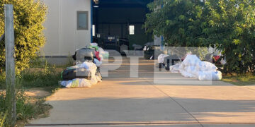 Το σημείο έξω από το καθαριστήριο όπου δέχθηκε επίθεση η 49χρονη (πηγή: ΕΡΤ)