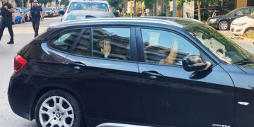 Ο δράστης της επίθεσης στην Ανάληψη οδηγείται στα δικαστήρια Καλαμάτας (φωτ.: ΕΡΤ)