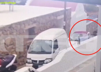 Στιγμιότυπο από το βίντεο-ντοκουμέντο με τον ξυλοδαρμό του ξενοδόχου Θοδωρή Κουσαθανά (πηγή: MEGA)