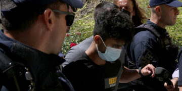 Ο σύντροφος και καθ' ομολογία δολοφόνος της 17χρονης Νικολέτας οδηγείται στον εισαγγελέα (φωτ.:  ΑΠΕ-ΜΠΕ / Αλέξανδρος Μπελτές)