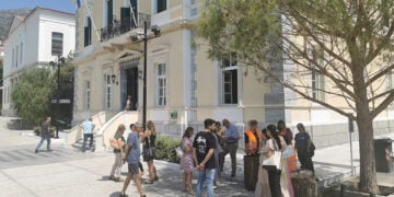 Εργαζόμενοι στο Δήμο Ανατολικής Σάμου έξω από το κτήριο του δημαρχείου μετά τους σεισμούς (φωτ.: samos24.gr)
