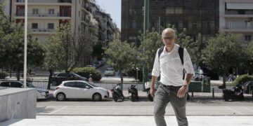 Ο δημοσιογράφος Τάσος Τέλλογλου προσέρχεται στον Άρειο Πάγο (φωτ.: ΑΠΕ-ΜΠΕ / Κώστας Τσιρώνης)