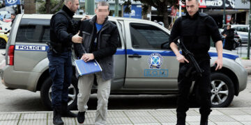 Ο Αλεξάντρ Βίνικ οδηγείται στον Άρειο Πάγο, τον Δεκέμβριο του 2018 (φωτ.: ΑΠΕ-ΜΠΕ / Συμέλα Παντζαρτζή)