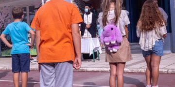 Εικόνα από τον αγιασμό της περσινής χρονιάς, στο 87ο Δημοτικό Σχολείο Θεσσαλονίκης (φωτ.: ΜΟΤΙΟΝΤΕΑΜ/ΒΑΣΙΛΗΣ ΒΕΡΒΕΡΙΔΗΣ)