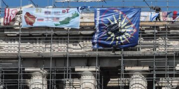 Εικόνα από το σημείο όπου έχει σκαρφαλώσει άνδρας στον Παρθενώνα, προκειμένου να κρεμάσει διάφορες σημαίες (φωτ.: Γιάννης Παναγόπουλος/EUROKINISSI)