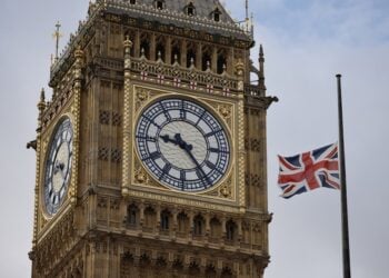 Η βρετανική σημαία στο Big Ben κυματίζει μεσίστια ως ένδειξη πένθους για το θάνατο της βασίλισσας Ελισάβετ (Φωτ.: EPA/Tolga Akmen)