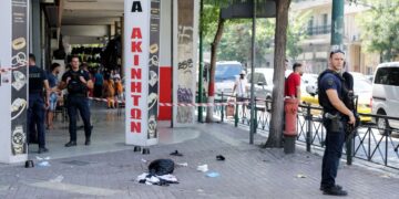 Αστυνομικοί στην πλατεία Βάθη όπου σημειώθηκε το επεισόδιο με πυροβολισμούς (Φωτ.: Eurokinissi/Βασίλης Ρεμπάπης)