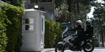 Αστυνομικοί της ομάδας ΔΙΑΣ έξω από το σπίτι του Μένιου Φουρθιώτη στο Διόνυσο, τον Απρίλιο του 2021 (φωτ.: Eurokinissi/Μιχάλης Καραγιάννης)