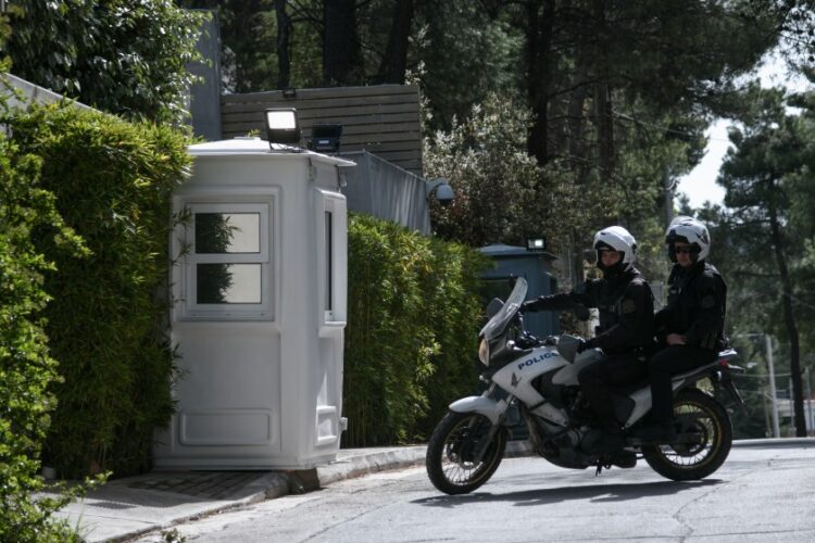 Αστυνομικοί της ομάδας ΔΙΑΣ έξω από το σπίτι του Μένιου Φουρθιώτη στο Διόνυσο, τον Απρίλιο του 2021 (φωτ.: Eurokinissi/Μιχάλης Καραγιάννης)