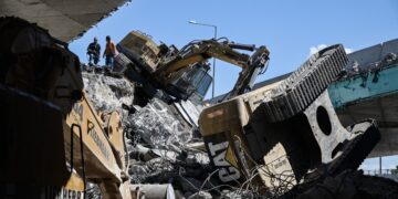 Κατάρρευση τμήματος της γέφυρας Καρδατά που βρίσκεται στην παλαιά εθνική οδό στο ύψος της Νέας Περάμου στα Μέγαρα, την ώρα που γίνονταν εργασίες συντήρησης και επισκευής με αποτέλεσμα να τραυματιστούν δύο εργάτες το πρωί της Τρίτης 20 Σεπτεμβρίου 2022. (Φωτ.: Eurokinissi/Μιχάλης Καραγιάννης)