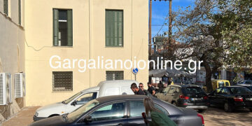 Ο 20χρονος πατέρας οδηγείται στον εισαγγελέα Κυπαρισσίας (φωτ.: gargalianoionline.gr)