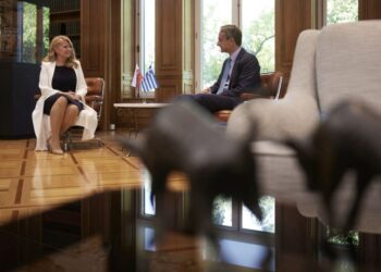 O Κυριάκος Μητσοτάκης με την πρόεδρο της Σλοβακίας Zuzana Caputova (Ζουζάνα Τσαπούτοβα), στο Μέγαρο Μαξίμου (φωτ.: ΑΠΕ-ΜΠΕ / Γρ. Τύπου Πρωθυπουργού / Δημήτρης Παπαμήτσος)