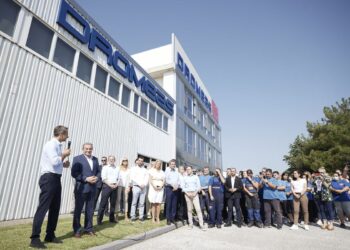 Ο πρωθυπουργός Κυριάκος Μητσοτάκης μιλάει στους εργαζόμενους κατά τη διάρκεια της επίσκεψής του στις εγκαταστάσεις του εργοστασίου κατασκευής επίπλων γραφείου της εταιρείας ΔΡΟΜΕΑΣ, στις Σέρρες την Πέμπτη 1 Σεπτεμβρίου 2022. (Φωτ.: ΑΠΕ-ΜΠΕ/Γραφείο Τύπου πρωθυπουργού/Δημήτρης Παπαμήτσος)