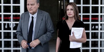 Στην εισαγγελία του Αρείου Πάγου η Γεωργία Μπίκα, συνοδευόμενη από τον δικηγόρο της. Πέμπτη 1 Σεπτεμβρίου 2022 (Φωτ.: Eurokinissi/Σωτήρης Δημητρόπουλος)