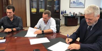 Ο πρόεδρος και διευθύνων σύμβουλος του ΟΑΣΘ, Κώστας Ταγγίρης, ο πρόεδρος του συνδικάτου των εργαζομένων Γιάννης Δήμκας και ο γενικός γραμματέας του συνδικάτου Αλέξης Γεωργιάδης υπογράφουν τη νέα συλλογική σύμβαση εργασίας (Φωτ.: ΑΠΕ-ΜΠΕ)