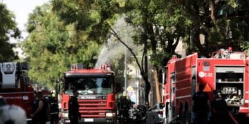 Πυροσβέστες στην επιχείρηση κατάσβεσης της φωτιάς που ξέσπασε σε κατάστημα στην Αχαρνών, Παρασκευή 2 Σεπτεμβρίου 2022. (Φωτ.: Eurokinissi/Γιάννης Παναγόπουλος)