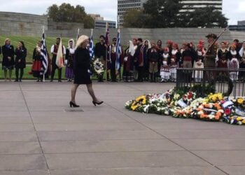 Η Ρώμα Σιάχου ενώ καταθέτει στεφάνι στο Μνημείο Πεσόντων της Αυστραλίας, την 25η Μαρτίου