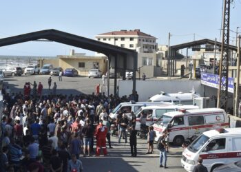 Ασθενοφόρα στη μεθοριακή πόλη του Λιβάνου Arida έτοιμα για να περάσουν στη Συρία για να παραλάβουν σορούς των ανθρώπων που πνίγηκαν μετά τη βύθιση πλοίου που μετέφερε Λιβανέζους μετανάστες (Φωτ.:EPA/Wael Hamzeh)