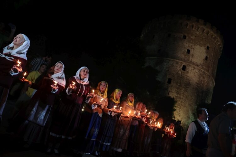 100 φαναράκια στον Λευκό Πύργο για τα 100 χρόνια από τη Μικρασιατική Καταστροφή (φωτ.: Ραφαήλ Γεωργιάδης/ EUROKINISSI)