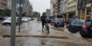 Ισχυρή καταιγίδα στη Θεσσαλονίκη μετέτρεψε δρόμους σε ποτάμια (Φωτ. ΑΠΕ-ΜΠΕ)