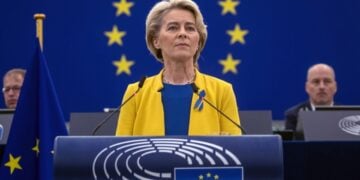 Η πρόεδρος της Ευρωπαϊκής Επιτροπής Ούρσουλα φον ντερ Λάιεν (φωτ.: EPA/CHRISTOPHE PETIT TESSON)