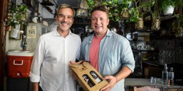 Ο δήμαρχος Θεσσαλονίκης Κωνσταντίνος Ζέρβας με τον διάσημο σεφ Jamie Oliver (Φωτ.: Δήμος Θεσσαλονίκης)