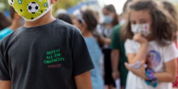 Εποχή προ κορονοϊού θα θυμίζει ο αγιασμός που θα γίνει στα σχολεία, αφού μαθητές και καθηγητές θα πάνε χωρίς μάσκες. Πέρυσι η μάσκα ήταν υποχρεωτική για όλους (φωτ.: MotionTeam/Βασίλης Βερβερίδης)