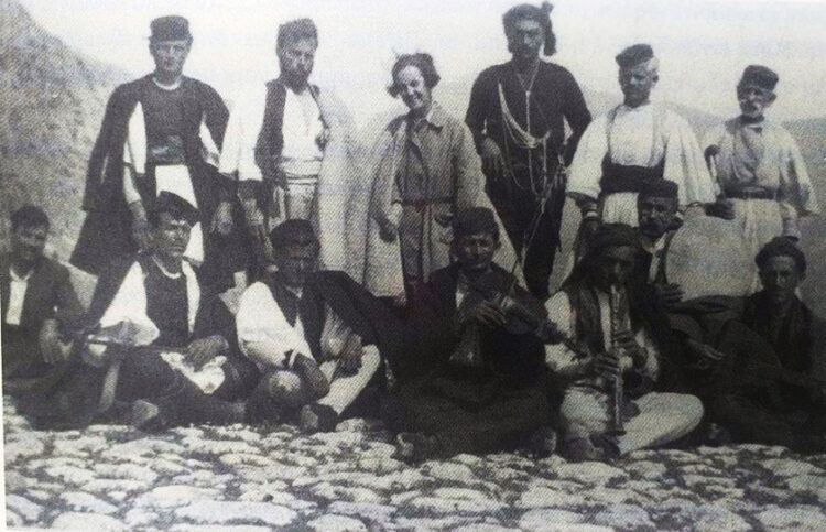 Στο μέσο διακρίνεται η Έλλη Παπαδημητρίου (πηγή: Ίδρυμα Βασίλη Παπαντωνίου)