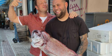 Ο Τζέιμι Όλιβερ, ο Πέτρος Σέμκος, και... το ψάρι! (φωτ.: ΑΠΕ-ΜΠΕ)