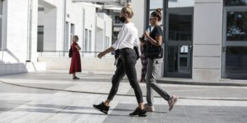 H άφιξη της Βικτωρίας Καρύδα στη δίκη για τη δολοφονία του συζύγου της Γιάννη Μακρή (φωτ.: Γιάννης Μισινας / EUROKINISSI)